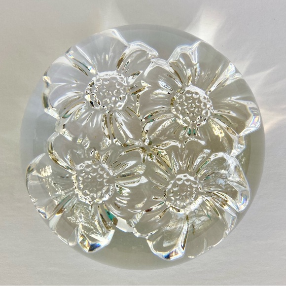 Lead Crystal Daisy Paperweight, Cristal D’Arques, France - Picture 2 of 3